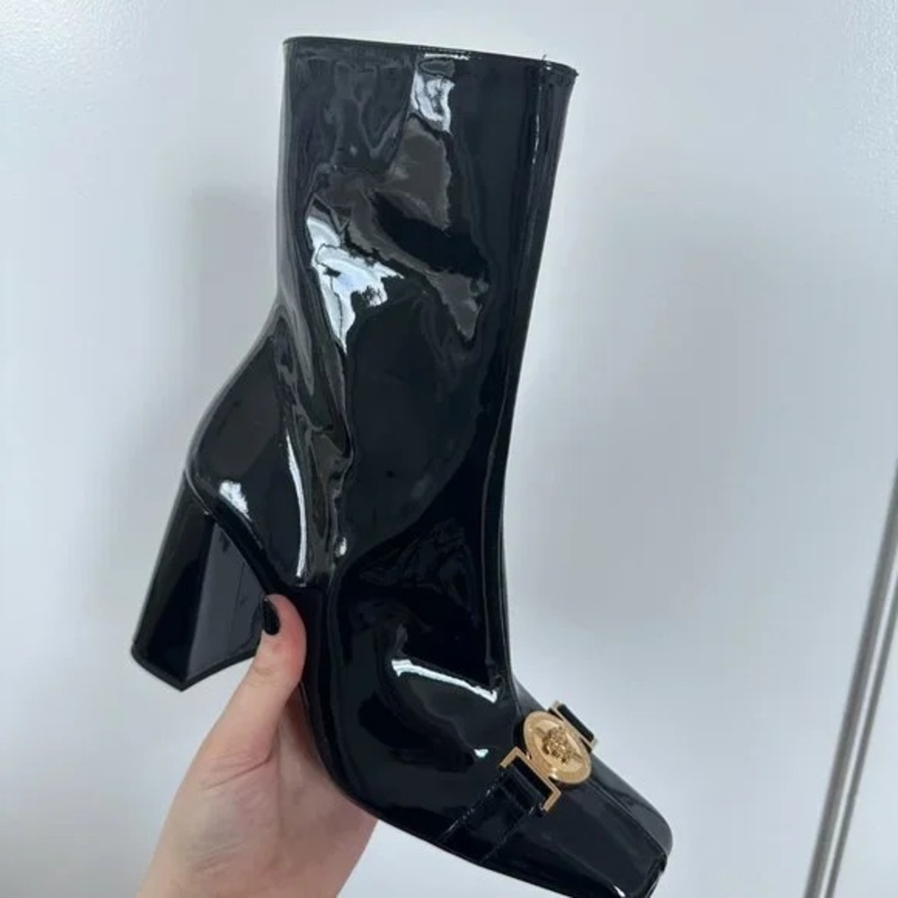 VERSACE BLACK PATENT LEATHER GOLD MEDUSA MEDALLION ZIP HEEL ANKLE BOOTS 39